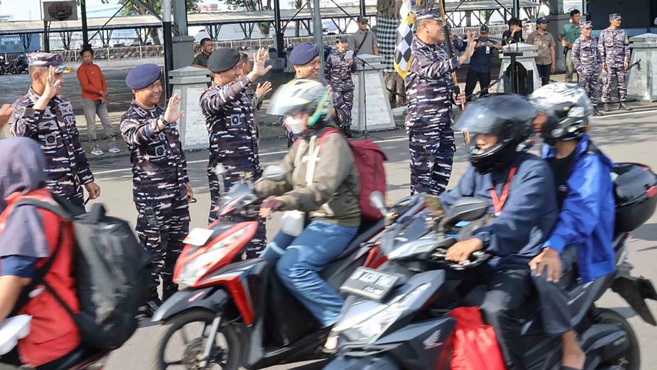 FOTO: Mudik Gratis TNI AL Tiba di Surabaya Bawa Ribuan Pemudik dan Sepeda Motor