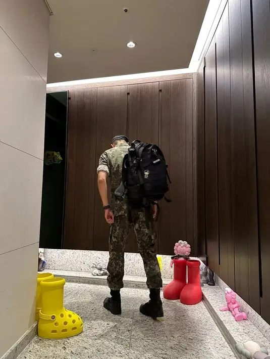 Sejumlah boots dengan warna mencolok seperti pink dan kuning juga menarik perhatian penggemar. Itu membuat fotonya terlihat lebih unik. (Foto: Instagram/ uarmyhope)