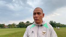 Nova Arianto saat ditemui seusai sesi latihan Timnas Indonesia U-19 di Lapangan YIS, Sleman pada Selasa (19/5/2026) sore WIB. (Bola.com/Ana Dewi)