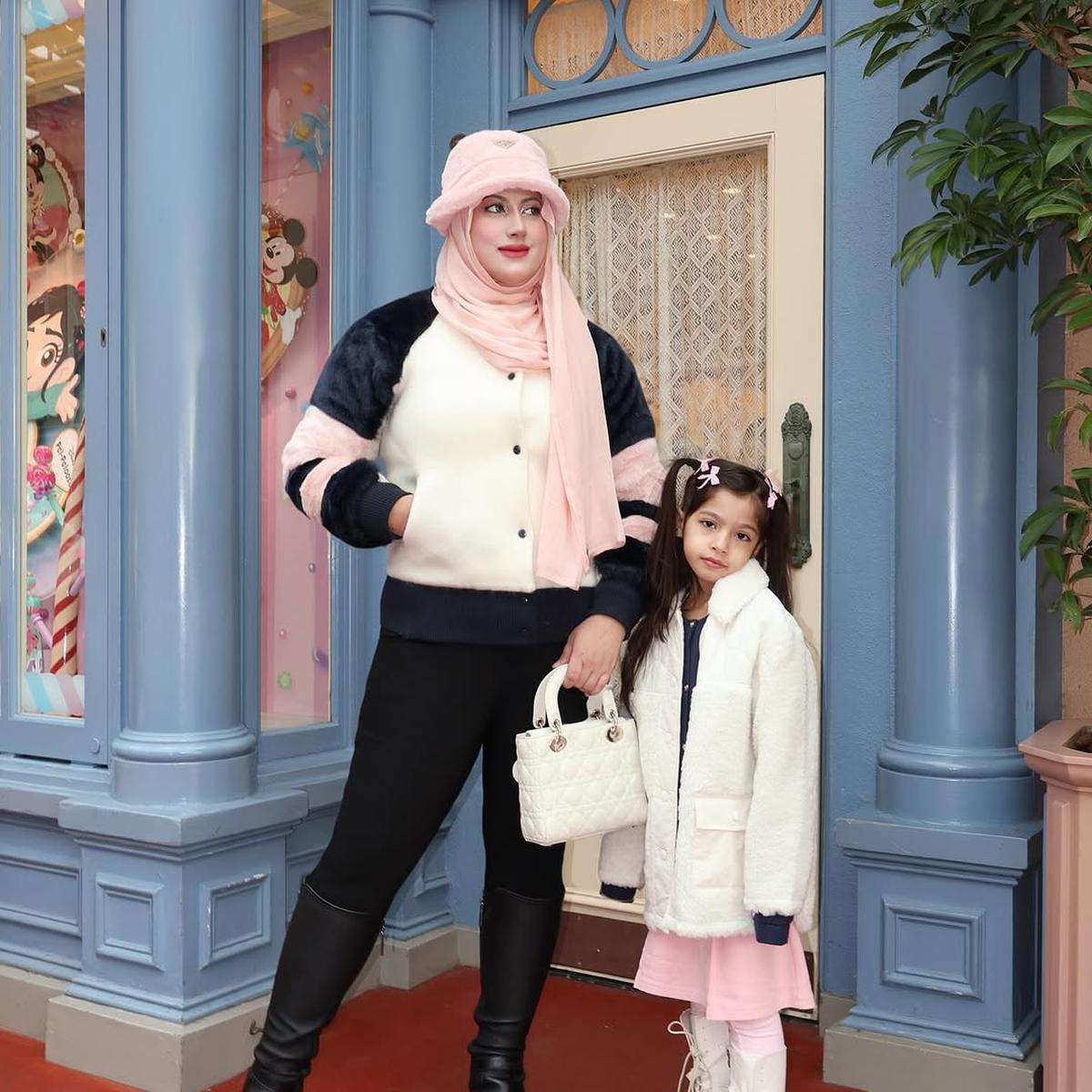 Gaya OOTD Tasyi Athasyia di Tokyo Kembaran dengan Suami dan Anaknya