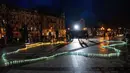 Orang-orang menyalakan lilin membentuk peta Ukraina, untuk mengenang nyawa yang hilang, di depan monumen Taras Shevchenko, di Lviv, Ukraina barat, Selasa malam (5/4/2022). Warga Ukraina berkumpul untuk momen menghormati nyawa yang hilang dalam perang. (AP Photo/Nariman El- Mofty)