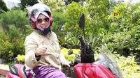 Rohimah datang ke Pengadilan Agama dengan mengendarai motor seorang diri (Akrom Sukarya/Kapanlagi.com)