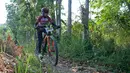 Pebalap sepeda mengikuti kejuaraan Mountain Bike Cross Country Marathon (MTB XCM) di Kawasan Tanjung Lesung, Pandeglang, Banten, Sabtu (29/9). Kejuaraan lintas alam tersebut berlangsung dari 28 hingga 30 September 2018. (Liputan6.com/HO/Nick)