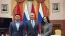 Tak hanya liburan, Beby Tsabina dampingi suami hadiri konferensi di Rusia. Ia kenakan busana musim dingin yang feminin elegan [@bebytsabina]