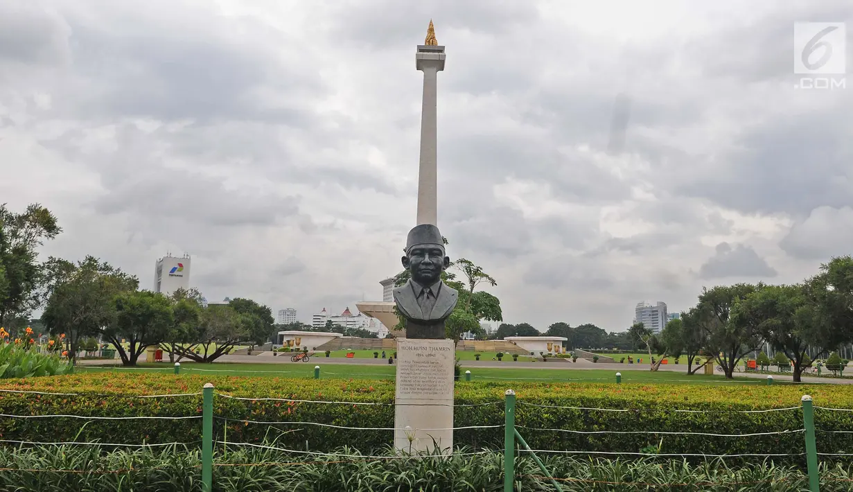 Pemandangan di kawasan Monas, Jakarta, Rabu (23/1). DPRD meminta Pemprov DKI Jakarta untuk menjaga keamanan pengunjung saat dilakukan penataan ulang sejumlah taman di kawasan Monas. (Liputan6.com/Herman Zakharia)