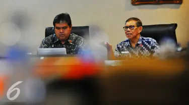 Ketua Komisi Aparatur Sipil Negara (ASN) Sofian Affandi (Batik Biru), dan Deputi II Kepala Staf Presiden Yanuar Nugraha (batik Hitam) saat berdiskusi tentang UU ASN dan permasalahannya di Setneg, Jakarta, Selasa (23/1). (Liputan6.com/Angga Yuniar)