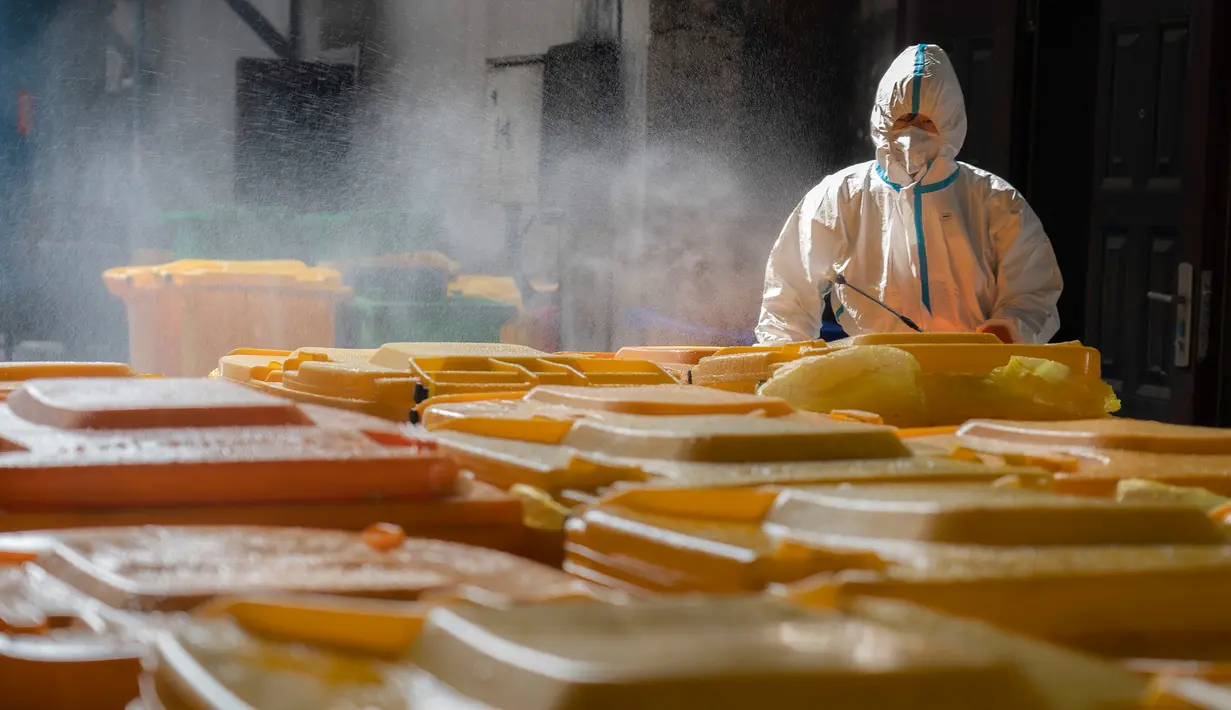 Pekerja mendisinfeksi kontainer berisi limbah medis di Wuhan Beihu Yunfeng Environmental Technology Co., Ltd. di Distrik Qingshan, Wuhan, Hubei, China, Rabu (4/3/2020). Perusahaan melatih para pekerja dengan kualifikasi khusus dalam pembuangan limbah medis virus corona (COVID-19). (Xinhua/Cai Yang)