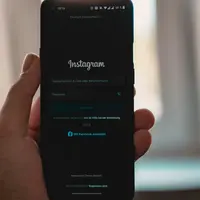 Untuk melawan sekstorsi, Meta mengimplementasikan beberapa langkah penting. Foto: Cedrik Wesche on Unsplash