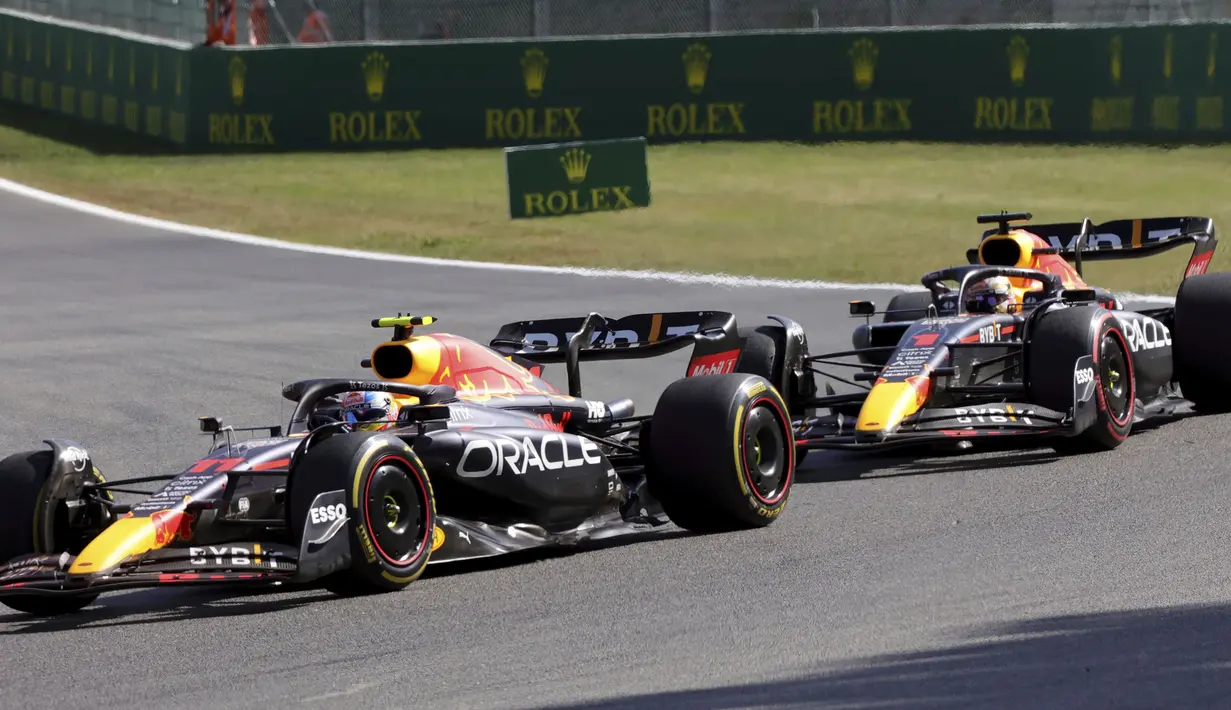 Saat Carlos Sainz memutuskan untuk melakukan pit stop, pimpinan lomba berhasil diambil alih oleh Sergio Perez. Namun, tak berlangsung lama, Max Verstappen berhasil menyalip rekan setimnya tersebut dan memimpin balapan. (AP/Olivier Matthys)