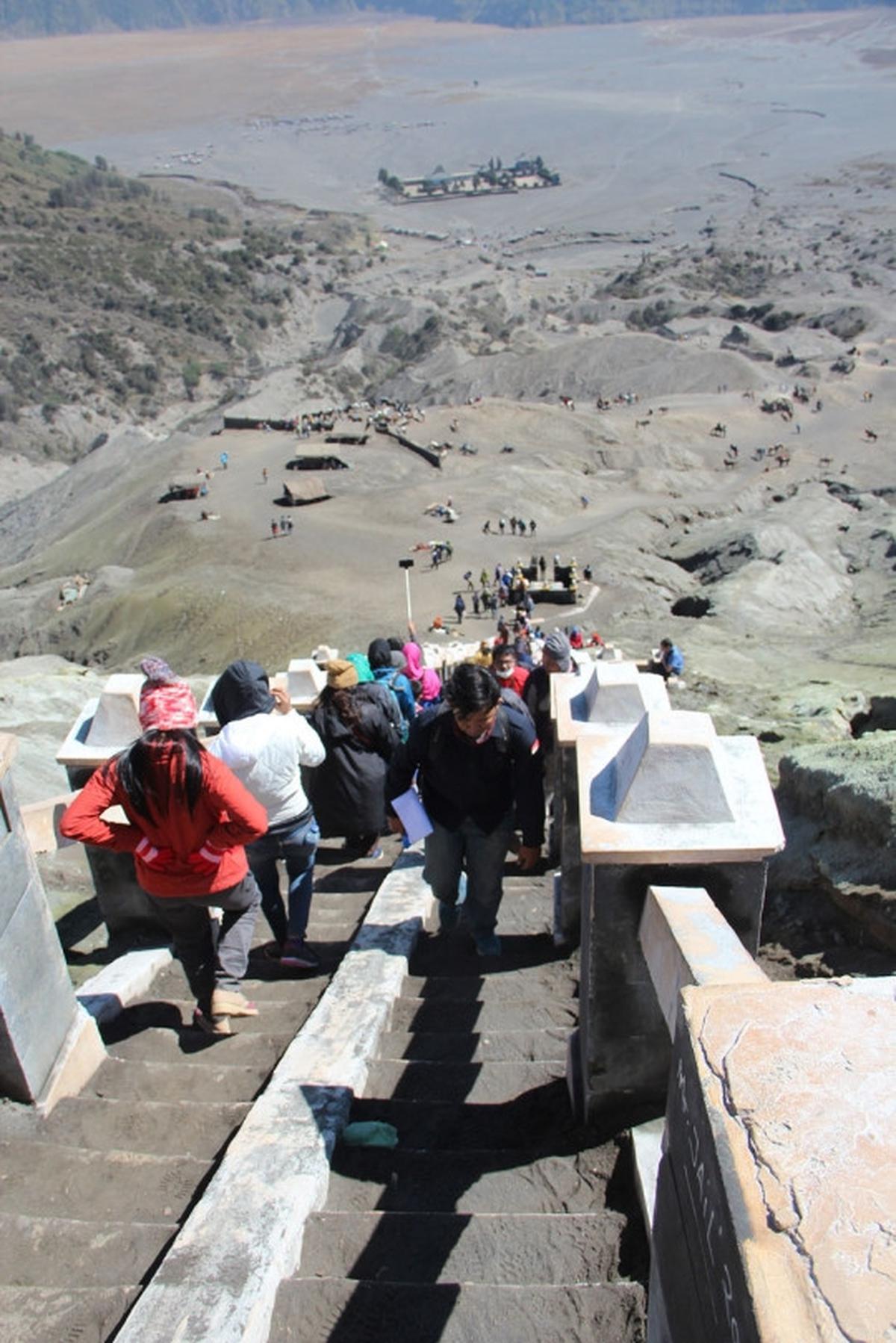 Melihat pesona kawah Gunung Bromo lebih dekat