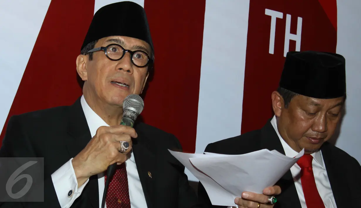 Menkumham Yasonna Laoly (kiri) saat memberi keterangan di kantor Kemenkumham, Senin (17/8/2015). Sebanyak 1.938 orang narapidana korupsi mendapatkan remisi pada HUT RI ke-70. (Liputan6.com/Gempur M Surya)
