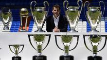 Iker Casillas berpose dengan trofi juara yang pernah diraihnya bersama Real Madrid saat setelah menyampaikan salam perpisahan di Stadion Santiago Bernabeu, Madrid. (13/7/2015). (AFP/Javier Soriano)