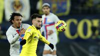 Bek Barcelona, Jules Kounde berusaha merebut bola dari pemain Villarreal, Alex Baena selama pertandingan lanjutan La Liga Spanyol di stadion Ceramica di Villarreal, Spanyol, Senin (13/2/2023). Barcelona berada di pucuk dengan koleksi 56 poin, unggul 11 poin atas tim peringkat kedua Real Madrid, namun Los Blancos baru memainkan 20 pertandingan. (AP Photo/Alberto Saiz)