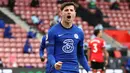 Mason Mount sukses mencuri perhatian fans Chelsea kala dirinya beberapa kali dimainkan oleh pelatih Frank Lampard saat itu. Walapun sempat banyak menuai kritikan, pemain 22 tahun tersebut mampu menjelma menjadi motor serang bersama duetnya, Kai Havertz. (AFP/Pool/Michael Steele)