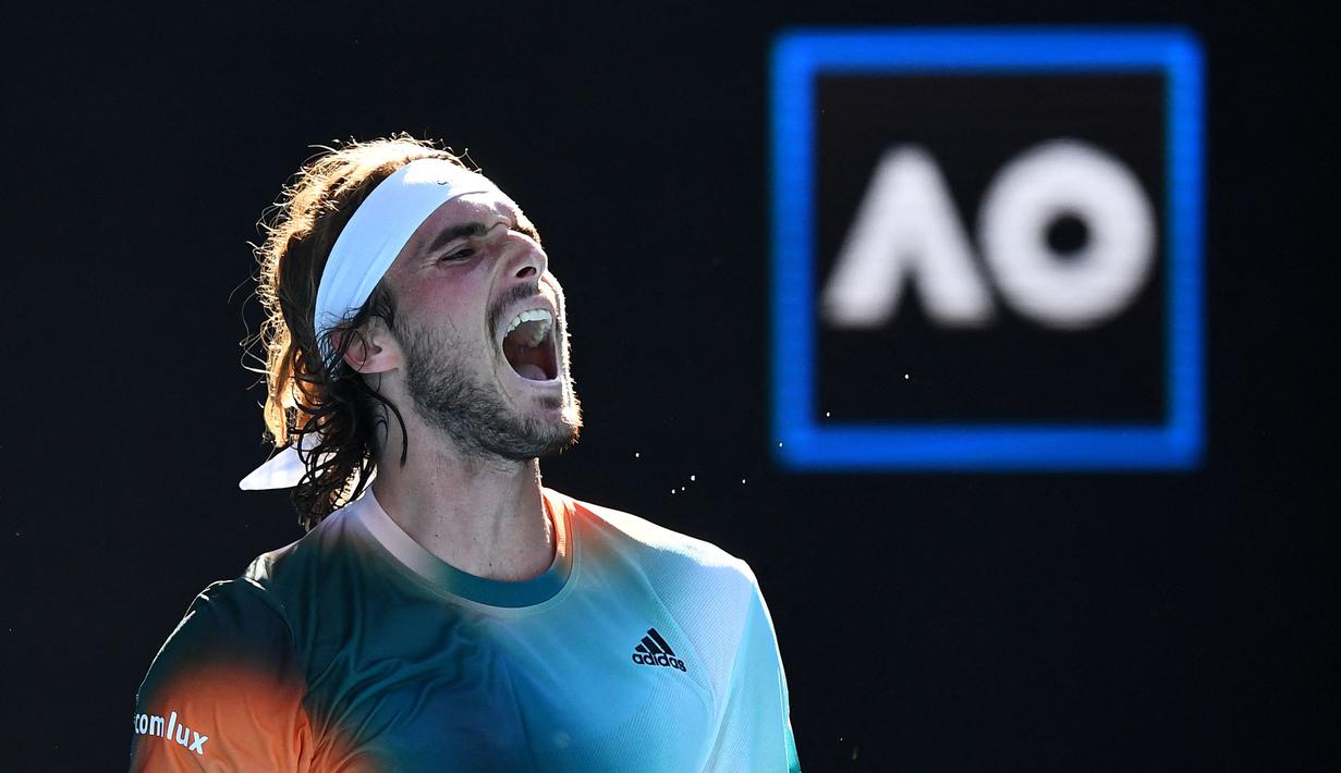 Reaksi petenis Yunani, Stefanos Tsitsipas setelah mendapatkan satu poin saat melawan Benoit Paire dari Prancis dalam pertandingan tunggal putra pada hari keenam turnamen tenis Australia Terbuka di Melbourne pada 22 Januari 2022. (AFP/William West)
