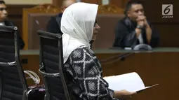 Mantan Dirut PT Pertamina, Karen G Agustiawan saat mengikuti sidang di Pengadilan Tipikor, Jakarta, Kamis (14/2). Sebelumnya, Karen didakwa terlibat dugaan korupsi investasi perusahaan di Blok BMG Australia tahun 2009. (Liputan6.com/Helmi Fithriansyah)