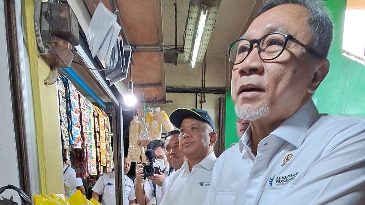 "Wah jauh juga (naiknya)," kata Zulhas di Pasar Klender, Jakarta Timur, Senin (26/2).