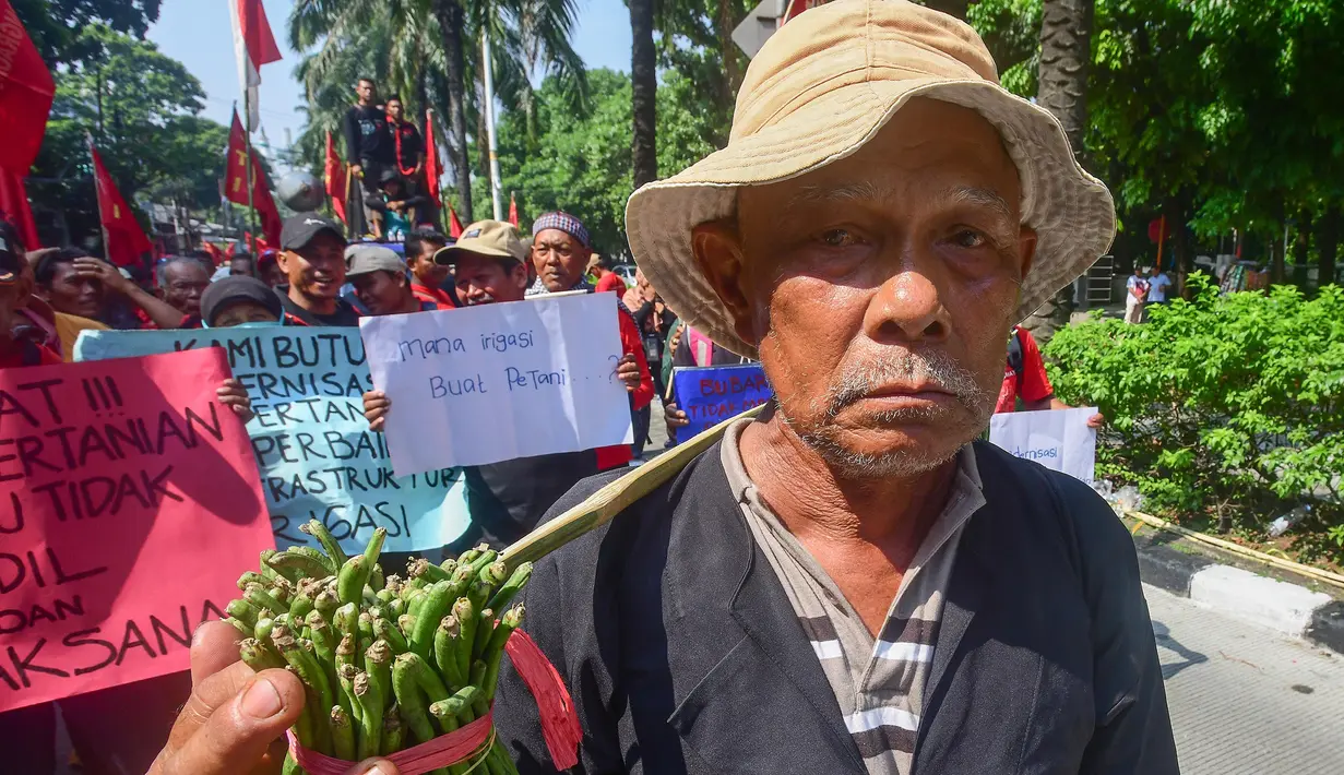 Serikat Tani Indramayu menggelar aksi di depan Gedung Kementerian Pertanian (Kementan) di jalan R.M Harsono, Ragunan, Jakarta, Rabu (24/9/2025). (merdeka.com/Arie Basuki)
