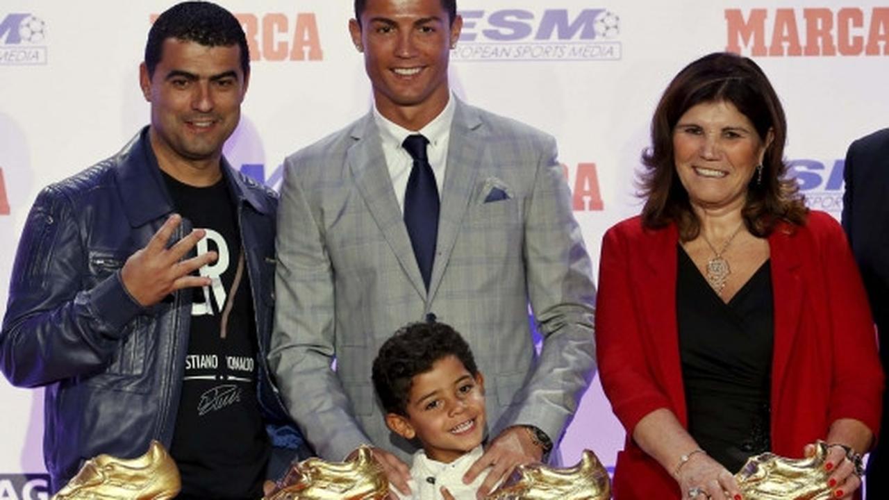 Semringah Cristiano Ronaldo kembali raih sepatu emas