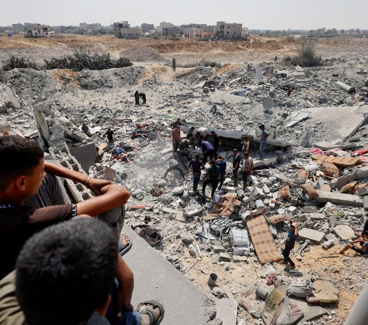 Selain itu, fasilitas kritis seperti sistem air bersih dan listrik juga rusak parah, meningkatkan penderitaan penduduk Gaza yang sudah terisolasi. Foto: REUTERS / Mohammed Salem<br>