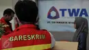 Dirtipidkor Mabes Polri menggeledah kantor PT Tirtamarta Wisesa Abadi, Jakarta, Selasa (23/6/2015). Penggeledahan ini terkait kasus dugaan korupsi pengadaan printer dan scanner untuk SMAN dan SMKN di Jakarta. (Liputan6.com/Johan Tallo) 