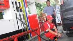 Petugas mengisi BBG jenis Liquified Gas for Vehicle (LGV) Vigas saat uji coba di SPBU Coco Gandaria, Jakarta, Rabu (18/2/2015). Vigas merupakan bahan bakar alternatif pengganti BBM yang lebih hemat serta ramah lingkungan. (Liputan6.com/Herman Zakharia)