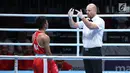 Petinju Indonesia, Sunan Agung Amoragam (kaus merah) mendapat hitungan dari wasit saat melawan Mirazizbek Mirzakhalilov (Uzbekistan) pada semifinal bantam 56kg putra Asian Games 2018 di JIEXPO Kemayoran, Jumat (31/8). (Liputan6.com/Helmi Fithriansyah)