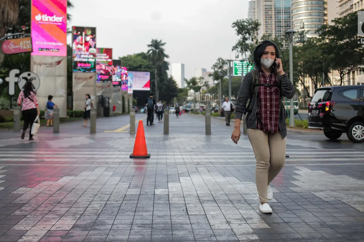 Udara Jakarta Buruk, Warga Beraktivitas Pakai Masker