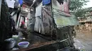 Seorang anak mandi di toilet umum kawasan bantaran Kali Ciliwung, Jakarta, Senin (19/11). Saat ini, tercatat sekitar 500 ribu penduduk DKI Jakarta tidak memiliki akses sanitasi yang layak. (Merdeka.com/Iqbal Nugroho)