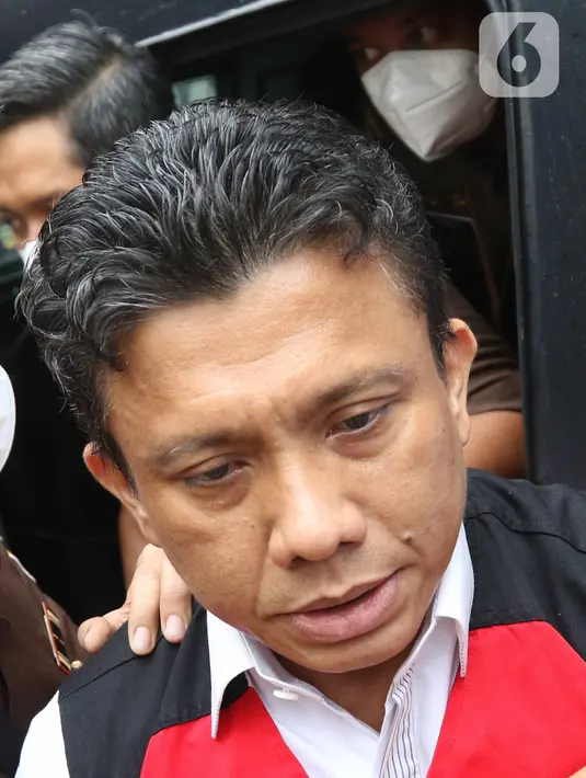 Tersangka kasus Pembunuhan berencana Nofriansyah Yosua Hutabarat atau Brigadir J , Ferdy Sambo saat keluar dari gedung Jaksa Agung Muda  Tindak Pidana Umum, Jakarta, Rabu (5/10/2022). Polri menyerahkan para tersangka dan barang bukti kasus pembunuhan berencana Brigadir J ke Kejaksaan Agung (Kejagung). (Liputan6.com/Herman Zakharia)