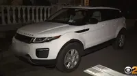 Seorang anak laki-laki berusia 12 tahun ditangkap pihak kepolisian New York saat mengendarai Range Rover Evoque milik orangtuanya. (Carscoops)