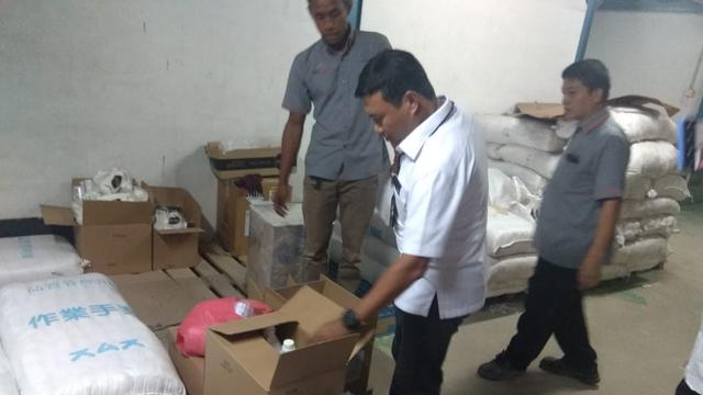 Polda Kepulauan Riau (Kepri) menggerebek sebuah gudang pembuatan masker dan hand sanitizer ilegal atau tanpa izin di Kota Batam, Rabu (4/3/2020).