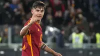 Selebrasi striker AS Roma, Paulo Dybala setelah mencetak gol ketiga ke gawang Torino pada laga pekan ke-26 Serie A 2023/2024 di Olympic Stadium, Roma, Senin (26/2/2024). (AP Photo/Gregorio Borgia)