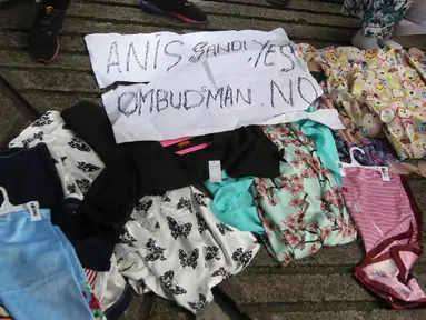 Dagangan milik pedagang kaki lima (PKL) yang dibawa dalam unjuk rasa di depan kantor Ombudsman Republik Indonesia, Jakarta, Selasa (3/4). Para PKL itu mengatasnamakan Forum Pedagang Kreatif Lapangan Jatibaru. (Liputan6.com/Arya Manggala)