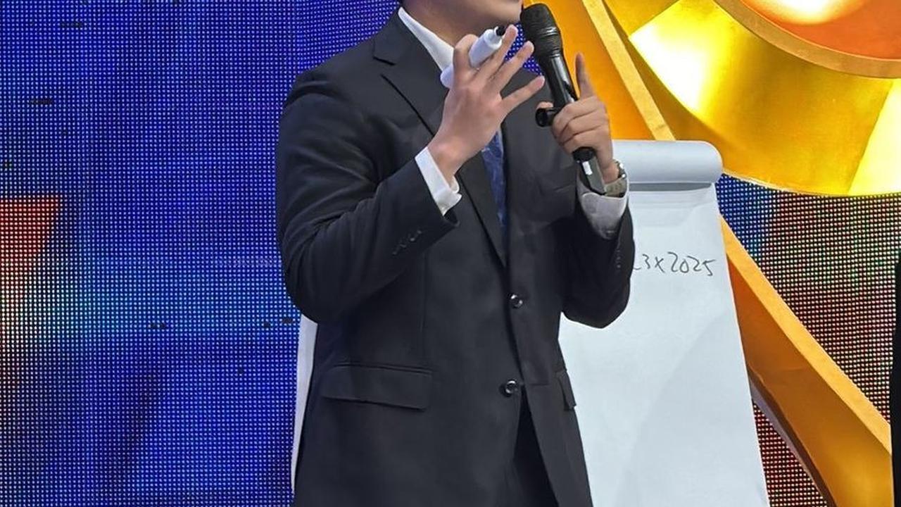 Jerome tampak sangat antusias saat mengajarkan materi Matematika di acara Liputan6 Awards, mengungkapkan rasa senangnya dalam unggahannya dengan tulisan, "Super senanggg!"<br>