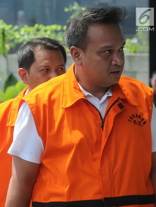 Keponakan Ketua DPR Setya Novanto, Irvanto Hendra Pambudi berjalan memasuki gedung KPK untuk menjalani pemeriksaan, Jakarta, Kamis (29/03). Irvanto Hendra Pambudi diperiksa terkait kasus proyek e-KTP. (Merdeka.com/Dwi Narwoko)