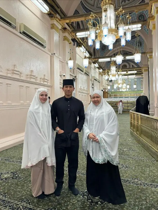 Tampilan Wajah Glowing Anisha Rosnah Saat Umroh Perdana Bersama Pangeran Mateen, Cantik Paripurna Tanpa Makeup