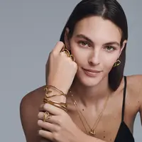 Winona Ryder bintangi kampanye terbaru Pandora.