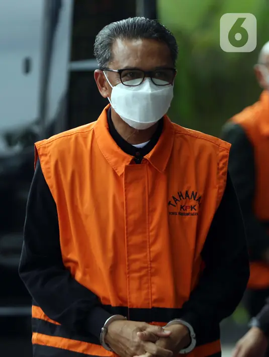 Gubernur Sulawesi Selatan non aktif, Nurdin Abdullah saat tiba di lobby Gedung KPK, Jakarta, Jumat (5/3/2021). Nurdin Abdullah ditahan KPK terkait dugaan suap dan gratifikasi pengadaan barang dan jasa pembangunan infrastruktur di lingkungan Pemprov Sulsel 2020-2021. (Liputan6.com/Helmi Fithriansyah)