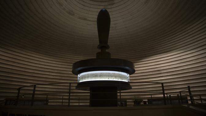 Gulungan Laut Mati dipajang di Museum Israel selama persiapan terakhir untuk kembali dibuka, Yerusalem, Selasa (11/8/2020). Setelah lima bulan tutup karena pandemi COVID-19, Museum Israel akan kembali dibuka untuk umum pada minggu ini. (AP Photo/Maya Alleruzzo)
