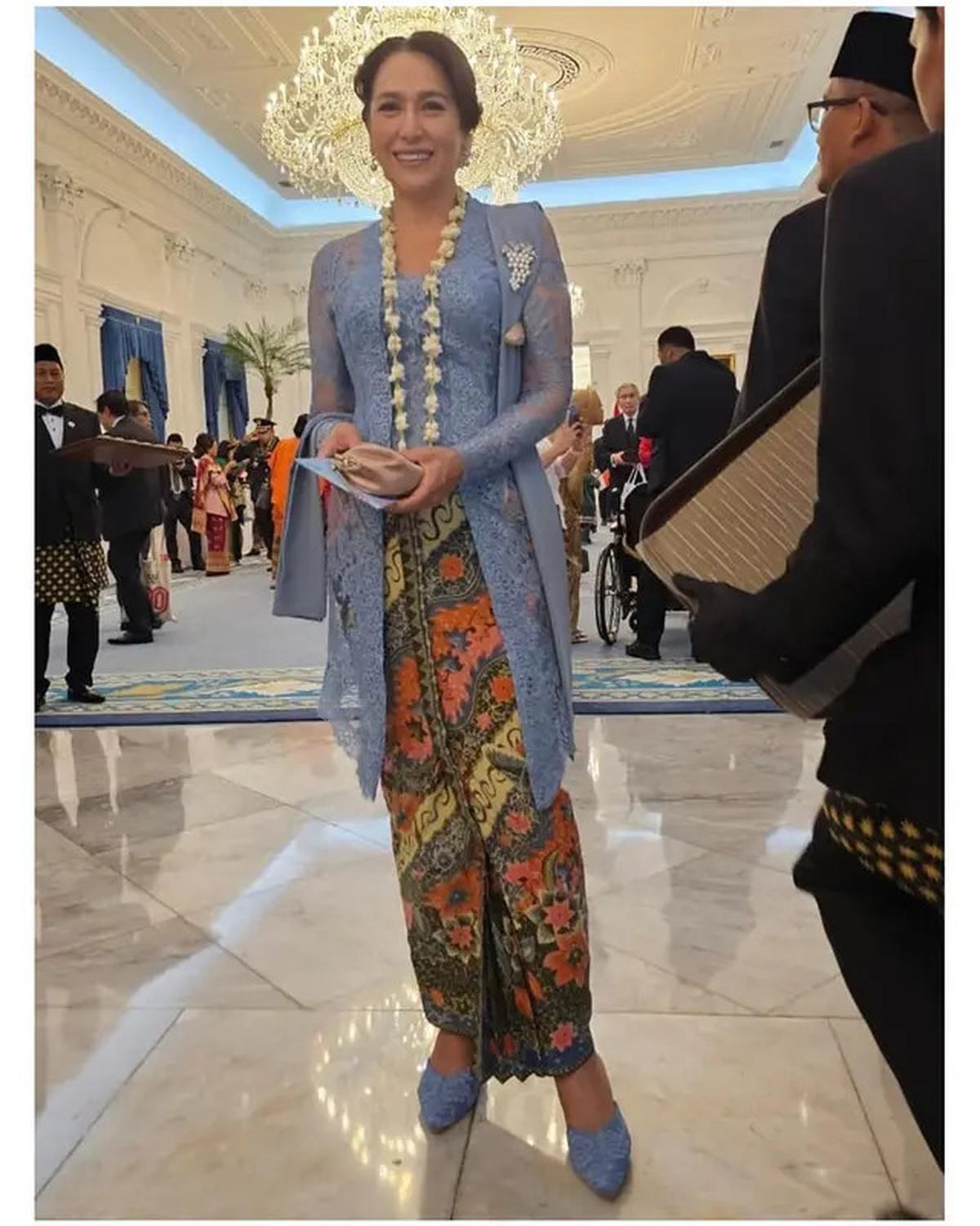 6 Potret Kartika Sari Dewi Soekarno Berkebaya Biru Hadiri HUT RI di Istana Merdeka