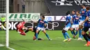 Bek Atalanta, Mattia Caldara, berebut bola atas dengan bek Napoli, Mario Rui, pada laga lanjutan Serie A pekan ke-29 di Gewiss Stadium, Jumat (3/7/2020) dini hari WIB. Atalanta menang 2-0 atas Napoli. (AFP/Miguel Medina)