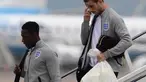 Jordan Henderson dan Danny Welbeck melangkai gontai menuruni anak tangga saat di bandara Manchester, Inggris (25/06/2014) (REUTERS/Nigel Roddis) 