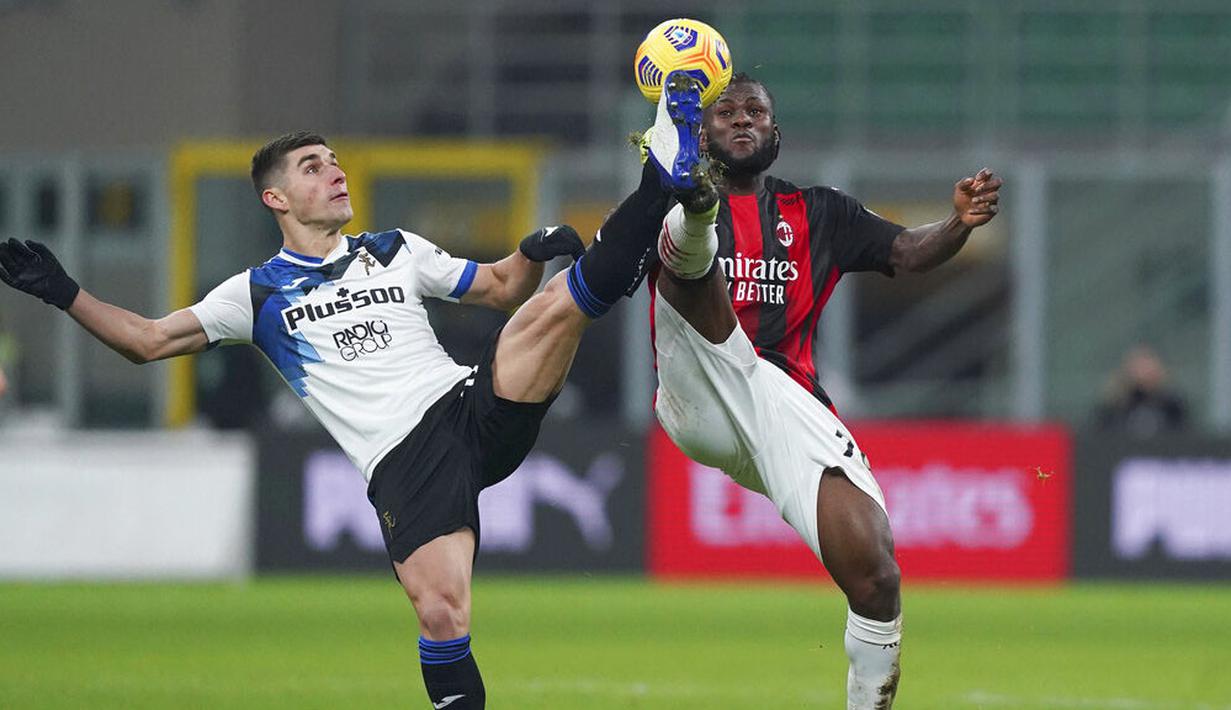 Pemain Atalanta, Ruslan Malinovskyj, berebut bola dengan pemain AC Milan, Franck Kessie, pada laga Liga Italia di Stadion San Siro, Sabtu (23/1/2021). AC Milan takluk dengan skor 0-3. (AP/Antonio Calanni)