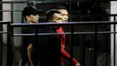 Dengan kawalan dua petugas keamanan, Ferdinand Sinaga dibawa menuju ruang ganti pemain, (11/5/2014). (Liputan6.com/Helmi Fithriansyah)