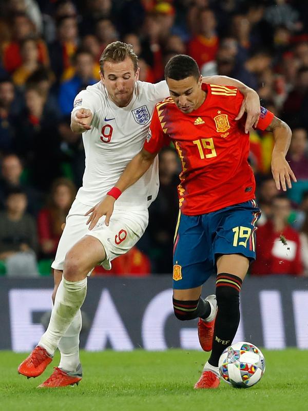 Striker Inggris, Harry Kane berusaha merebut bola yang dibawa pemain Spanyol Rodrigo selama pertandingan Liga A Grup 4 UEFA Nations League 2018 di stadion Benito Villamarin, Sevilla (15/10). Inggris menang 3-2 atas Spanyol. (AP Photo/Miguel Morenatti)