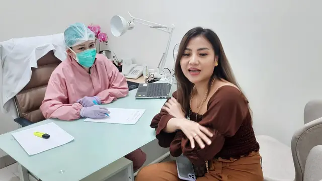 Irindacil saat berkonsultasi dengan dokter kecantikannya di Ayuri Glow Clinic (ist)