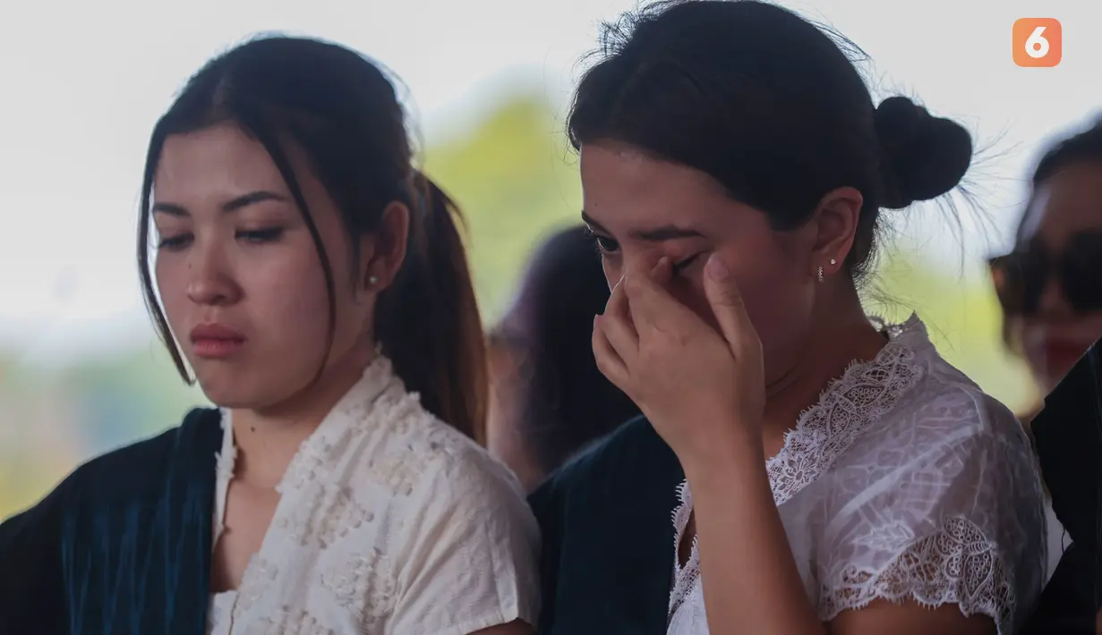 Marsha Aruan menyeka air mata saat mengikuti prosesi pemakaman ibundanya, Lisa Diana Tambunan, di TPU Tanah Kusir, Kebayoran Lama, Jakarta Selatan, Rabu (21/10/2026). (KLY/Budy Santoso)