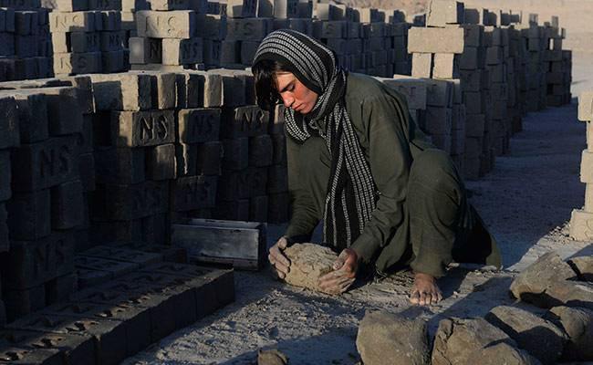 Sitara bekerja di pabrik batu bata/copyright AFP