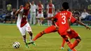 Thulani Serero (Ajax Amsterdam-kiri) mencoba menghindari dari tackling pemain Persija saat berlaga di Stadion GBK Jakarta, (11/5/2014). (Liputan6.com/Helmi Fithriansyah)